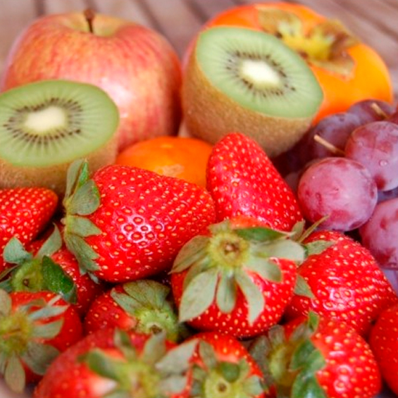 3. Fruta fresca de temporada recién cortada