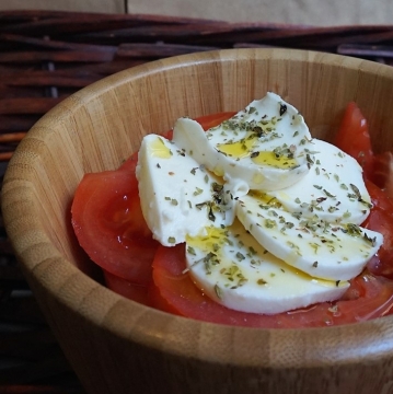 Ensalada caprese de tomate con mozzarella fresca | Entrantes