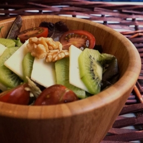 Ensalada con queso manchego, nueces  kiwi | Platos fuera de temporada