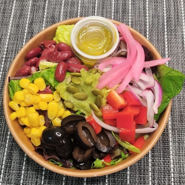 1. Ensalada roja vegana con guacamole y olivas negras | Entrantes