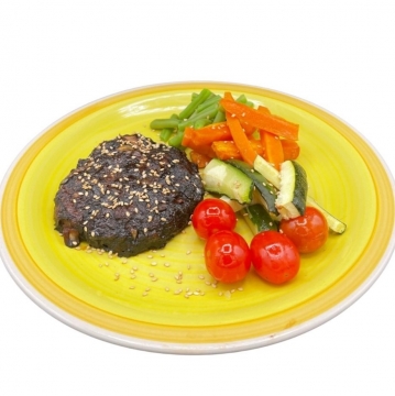 2. Black burger macerada en salsa de soja oscura  verduras crujientes | Platos fuera de temporada