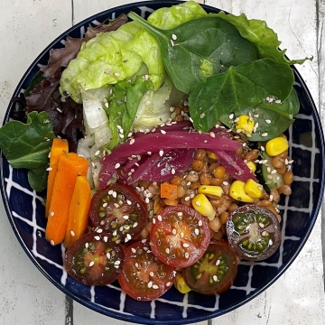 Healthy bowl vegà de llenties amb pastanaga, tomàquets i 'pickles' | Healthy Bowls