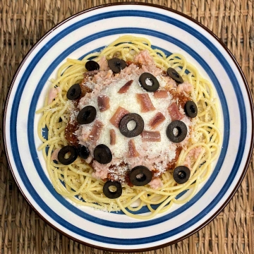 Spaghetti alla puttanesca amb salsa de tomàquet natural, tonyina i anxoves (small) | Pasta Lovers
