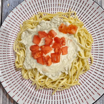 PL2. Fettuccine 'bleu blanc rouge' con nata, queso azul  tomate natural | Principales